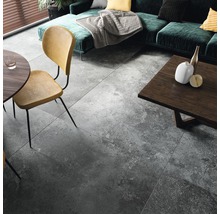 Wohnzimmer mit grauen Bodenfliesen, Sofa, Tisch und Stühlen
