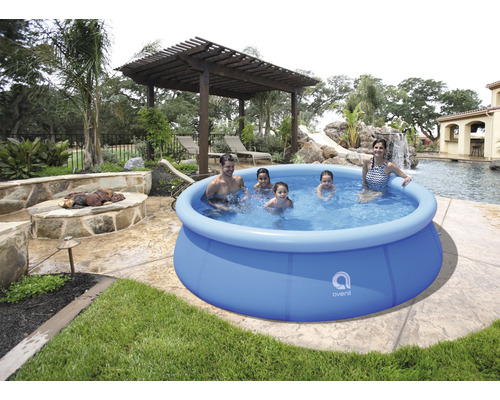Famille dans la piscine gonflable Avenli dans le jardin.