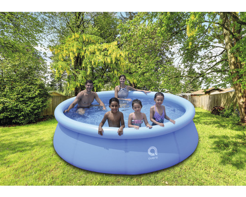 Famille dans une piscine Avenli gonflable dans le jardin.