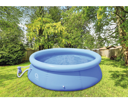 Piscine gonflable dans le jardin avec pompe de filtration