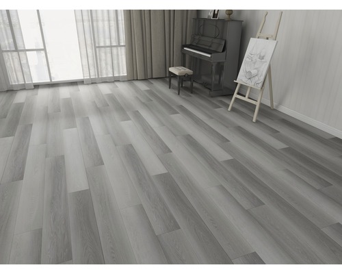 Pièce lumineuse avec plancher en bois gris, piano et chevalet