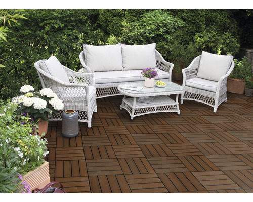 Ensemble de meubles de jardin sur des dalles de terrasse à l''extérieur.