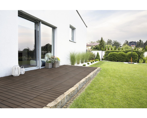 Terrasse avec dalles de terrasse sur une maison avec jardin.