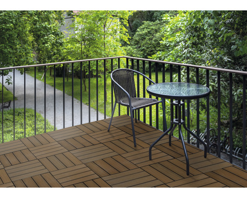 Terrasse avec dalles de terrasse, chaise et table sur le balcon