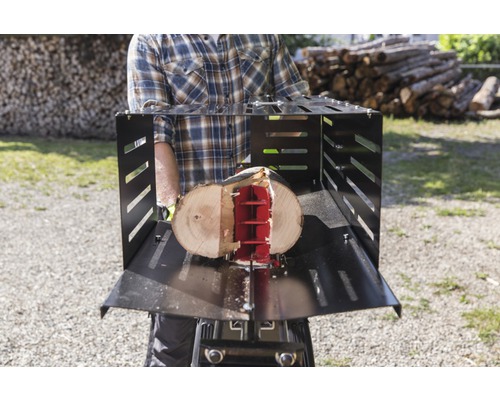Un homme fend du bois avec une fendeuse à bois