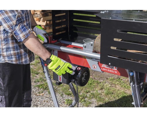 Une personne utilise un fendeur de bûches de AL-KO.