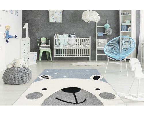 Kinderzimmer mit Bärenteppich, Kinderbett und Spielsachen