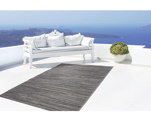 Terrasse mit grauem Teppich, Bank und Pflanze mit Meerblick