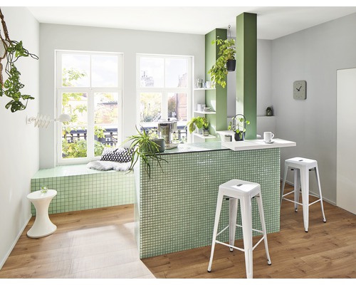 Heller Raum mit Sitzfenster, Bar und Barhockern, dekoriert mit Pflanzen