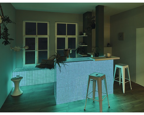 Küchenszene mit Fliesen, Barhockern, Fenster und Dekorationen.