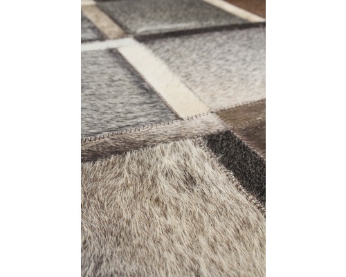 Detailaufnahme eines Teppichs aus Lederflicken