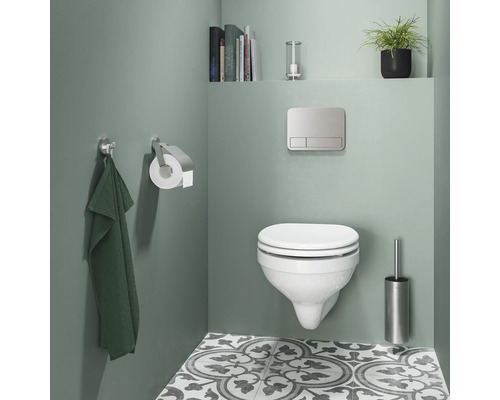 Modernes Badezimmer mit Wand-Tiefspülklosett, Betätigungsplatte und Zubehör