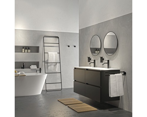 Salle de bains moderne avec baignoire, meuble-lavabo avec double vasque, miroirs ronds et échelle à serviettes