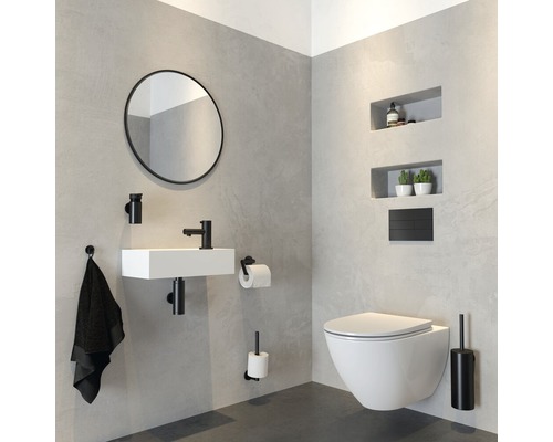 Salle de bains moderne avec lavabo, miroir, toilettes et étagères