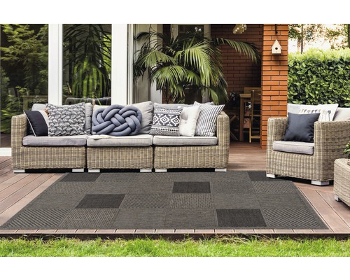 Terrasse avec dalles de moquette d''extérieur grises et coin salon