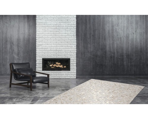 Wohnzimmer mit Sessel, Teppich und Kamin