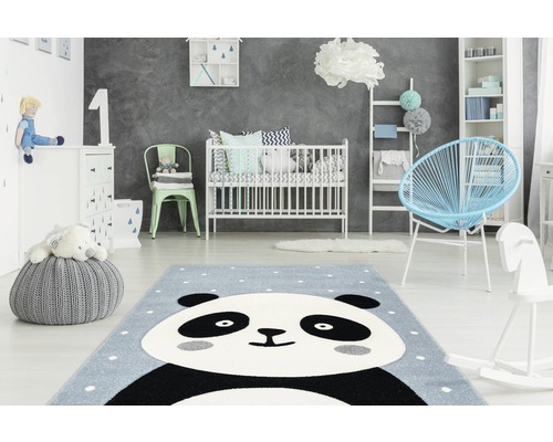 Kinderzimmer mit Teppich im Panda Design, Kinderbett und Spielzeug