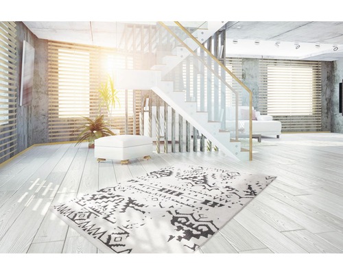 Pièce lumineuse avec tapis, escalier et pouf