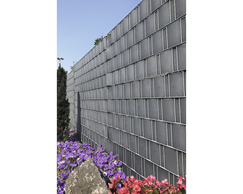 Clôture d''intimité avec parterre de fleurs dans le jardin