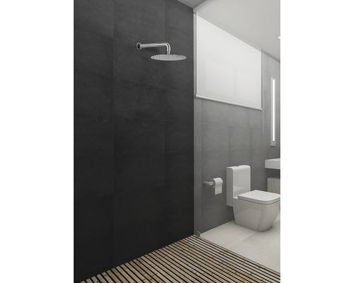 Modernes Badezimmer mit Dusche, Toilette und Holzrost