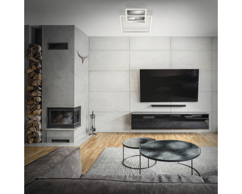 Modernes Wohnzimmer mit Kamin, Fernseher und quadratischer Deckenleuchte