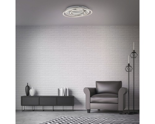 Salon avec plafonnier, fauteuil et buffet