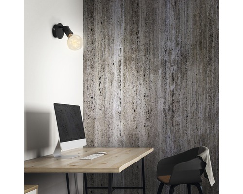 Arbeitszimmer mit Schreibtisch, Computer, Stuhl und Wandleuchte