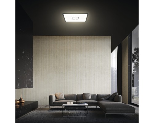 Wohnzimmer mit Deckenleuchte, Sofa und Fenster