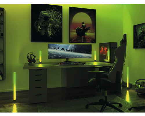 Gaming Zimmer mit Schreibtisch, Computer, Gaming Stuhl, Leuchten und Wandbildern