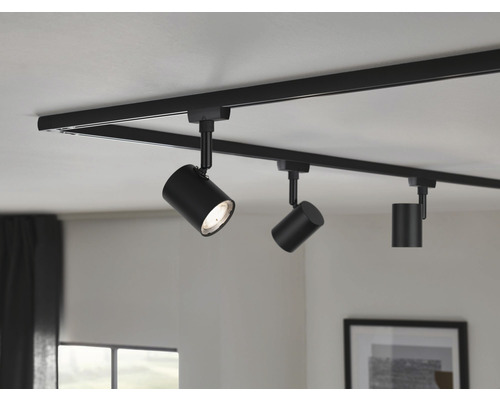 Schwarzes Schienensystem mit drei Strahlern an der Decke