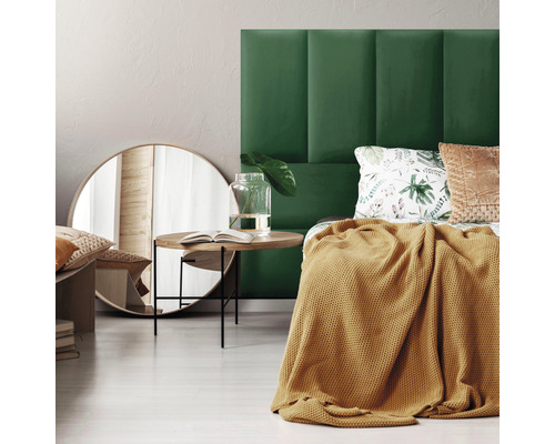 Wandkissen Riviera grün Samt-Optik 30 x 60 cm Schlafzimmer mit grüner Bettkopfteil, rundem Spiegel und Beistelltisch