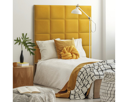 Coussin mural mat velours jaune soufre aspect velours 30 x 30 cm Chambre à coucher avec tête de lit rembourrée, lit, table de chevet et lampe de lecture