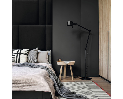 Wandkissen Matt Velvet schwarz Samt-Optik 60 x 60 cm Schlafzimmer mit Bett, Nachttisch, Stehlampe und Teppich