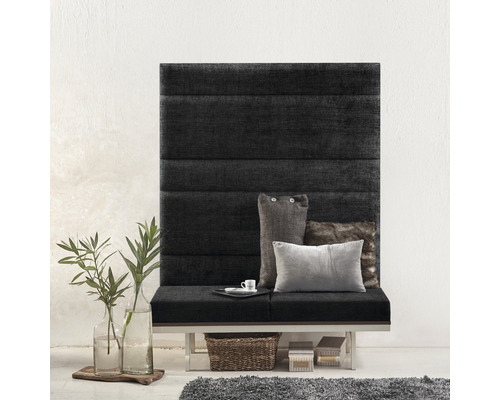 Coussin mural Kingston gris foncé aspect tissé 30 x 90 cm Panneau mural décoratif avec banc, coussins, plantes et accessoires dans une pièce.