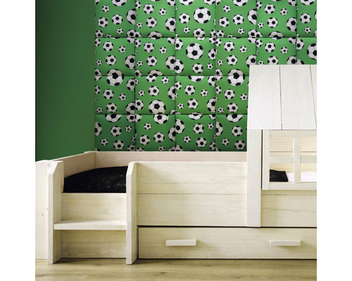 Coussin mural impression foot aspect velours 30 x 30 cm Chambre d''enfant avec panneaux muraux à motif de ballon de football et lit blanc
