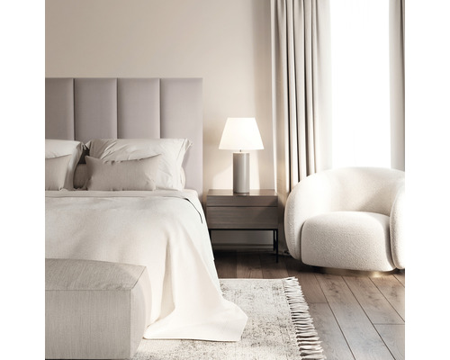 Coussin mural Fancy crème/taupe aspect tissé 30 x 90 cm Chambre à coucher avec lit, table de chevet, lampe, fauteuil, rideaux et tapis