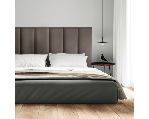 Coussin mural Fancy taupe aspect tissé 30 x 90 cm Chambre moderne avec lit, table de chevet et suspension