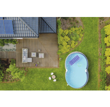 Draufsicht auf ein Haus mit Terrasse, Gartenmöbeln und Pool