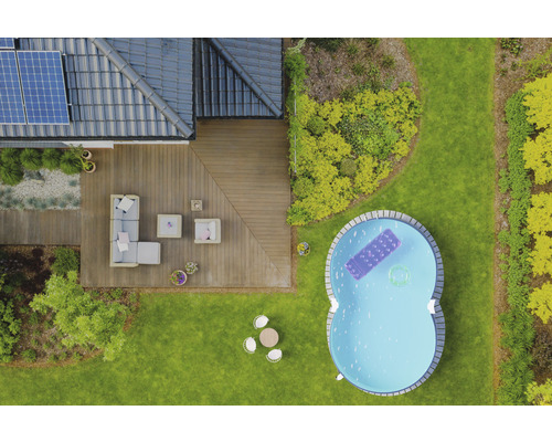 Draufsicht auf ein Haus mit Terrasse, Gartenmöbeln und Pool