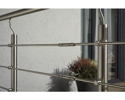 Detailaufnahme eines Edelstahlgeländers mit horizontalen Streben und Pfosten