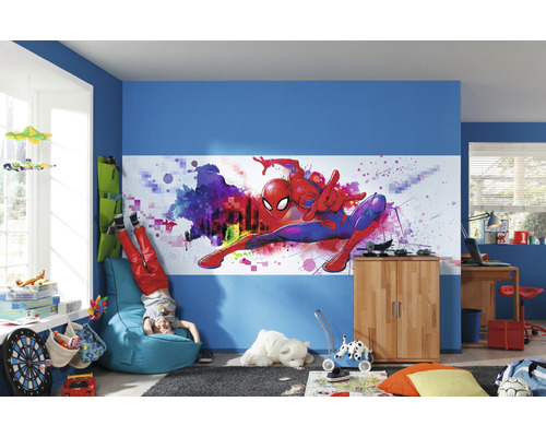 Dekoriertes Kinderzimmer mit Spider-Man Wandbild, blauen Wänden und verschiedenen Möbeln.