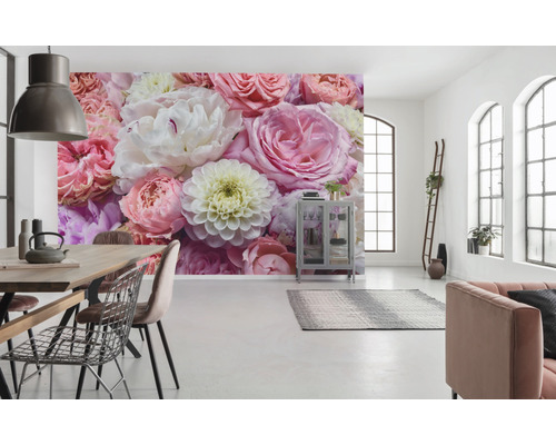 Heller Raum mit Fototapete mit Rosen- und Pfingstrosenmotiv, Esstisch und Sitzgelegenheit