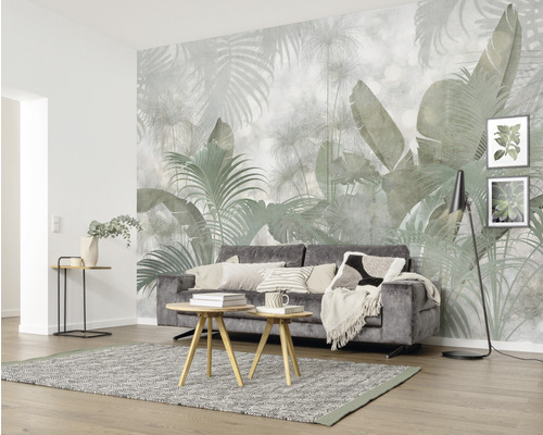 Salon avec canapé gris, table en bois et papier peint photo jungle
