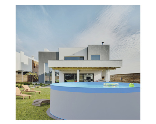 Piscine gonflable dans le jardin devant une maison