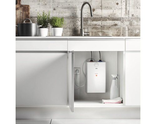 Küchenszene mit Spüle und Warmwasserbereiter unter dem Waschbecken