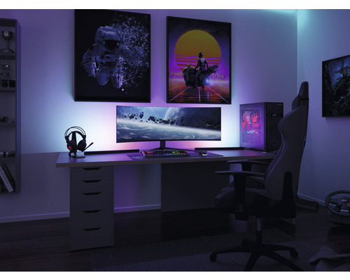 Gaming Zimmer mit Schreibtisch, Computer, Stuhl und Kopfhörern