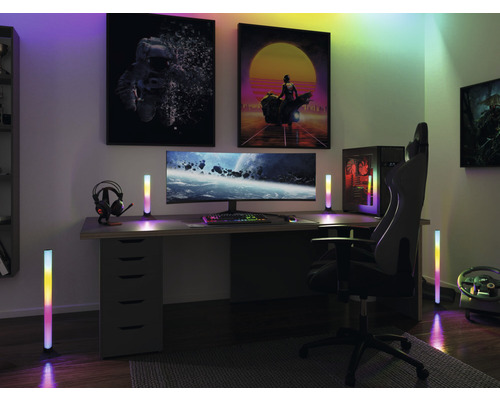 Gaming Zimmer mit Schreibtisch, Computer, Stuhl und Ambientebeleuchtung