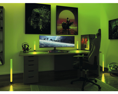 Gaming-Zimmer mit Schreibtisch, Computer, Gaming-Stuhl und Stimmungsbeleuchtung