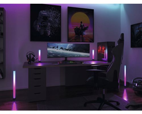 Gaming Zimmer mit Schreibtisch, Computer, Stuhl und Ambientelicht
