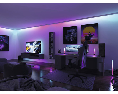 Modernes Wohnzimmer mit Gaming-Ecke, Schreibtisch und LED-Beleuchtung
